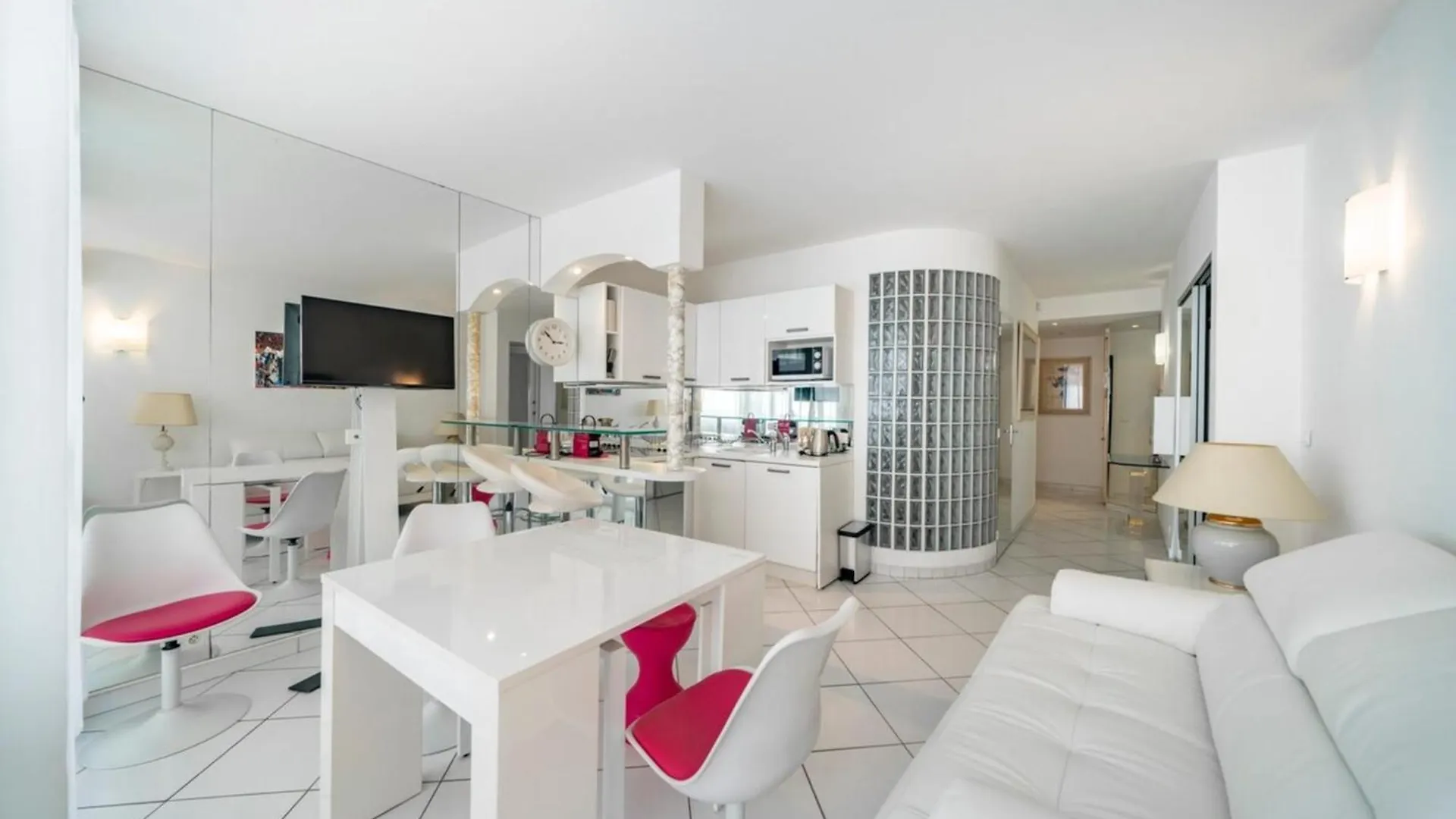 Nice 2-3 Bedroom Ideally Located Cannes Apartment