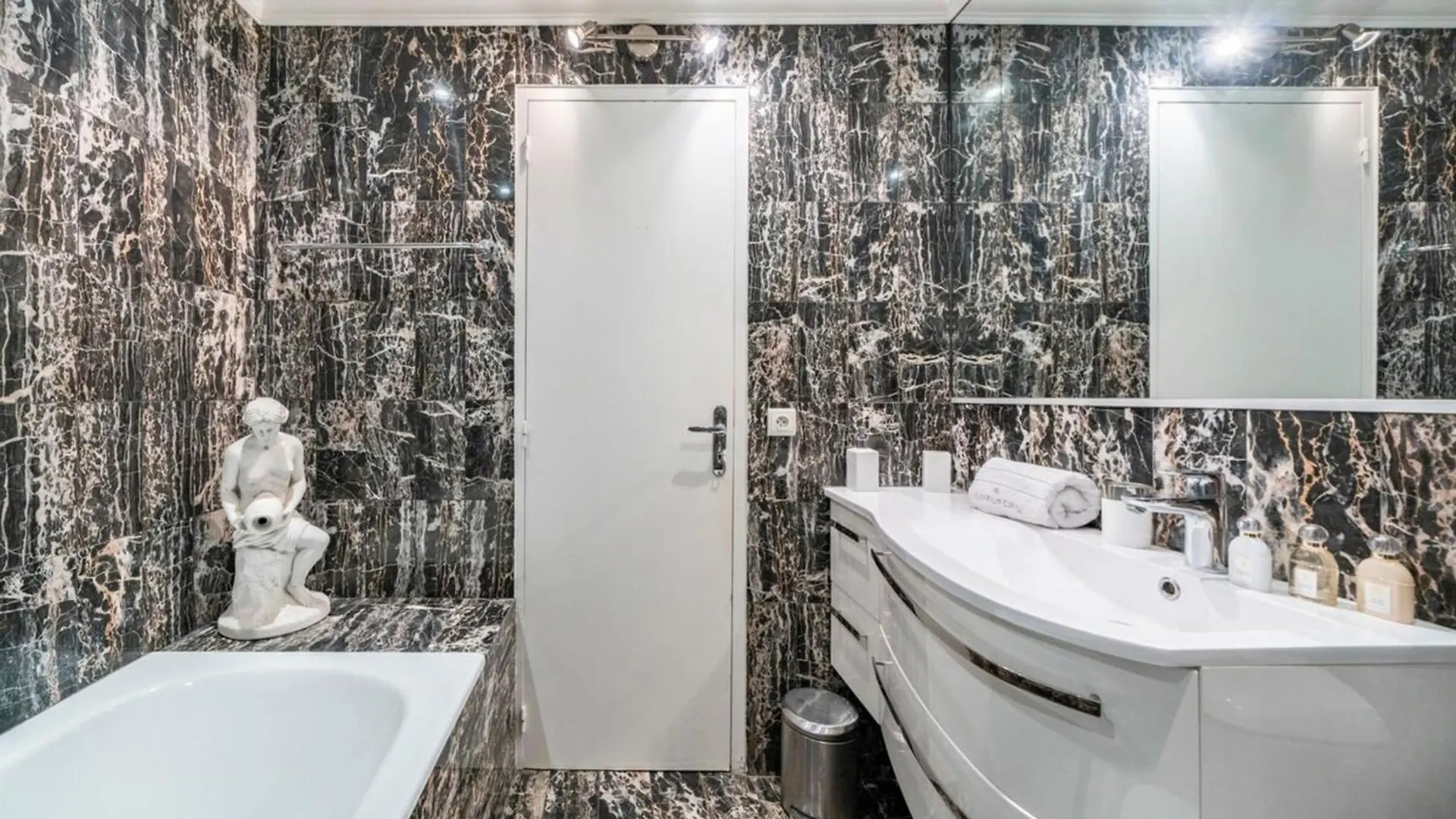 Nice 2-3 Bedroom Ideally Located Cannes